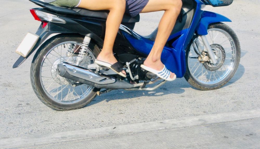 Desde octubre está prohibido que el conductor o el pasajero de una moto o ciclimotor circule con chanclas o sandalias