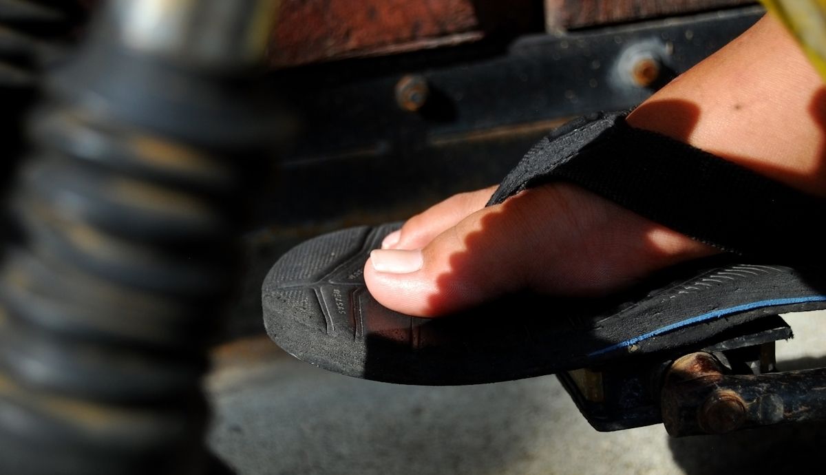 La DGT prohíbe por primera vez circular con chanclas o sandalias y las multas empiezan en octubre
