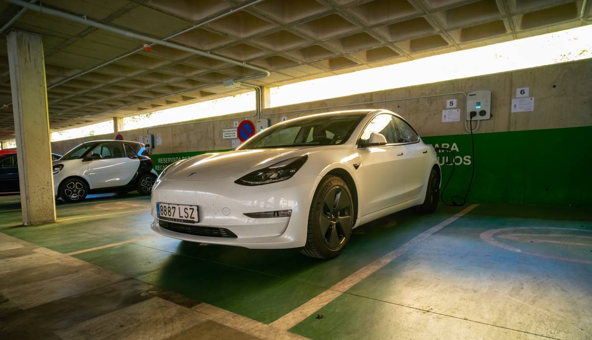 La OCU aclara si pueden prohibirte aparcar un coche eléctrico en un parking o un bloque de pisos