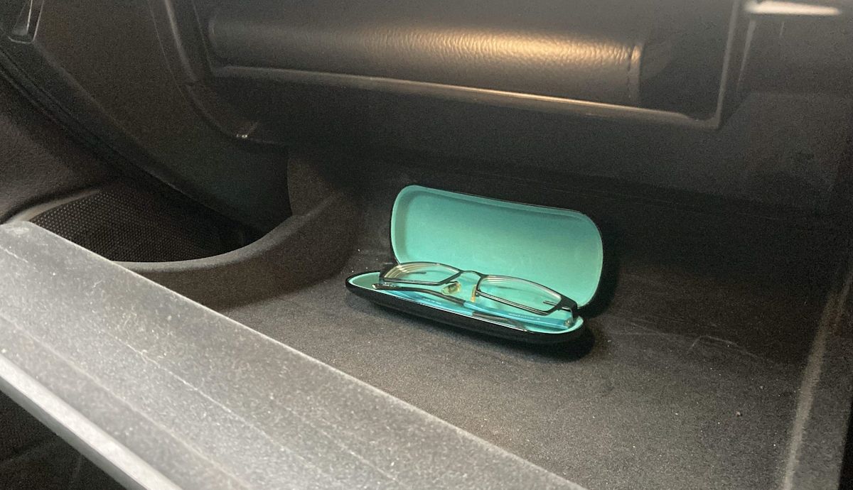 Cambios en las normas de la DGT y sobre si hay que llevar gafas de repuesto obligatorias en el coche