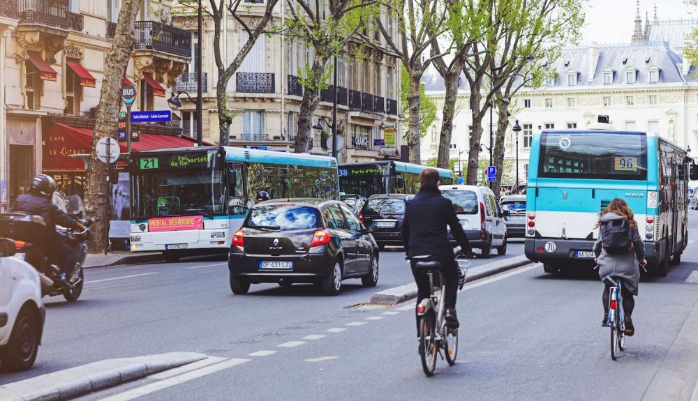 En ciudad, la DGT ya obliga a dejar 5 metros de distancia a los coches respecto a ciclistas que circulen en su carril por delante.