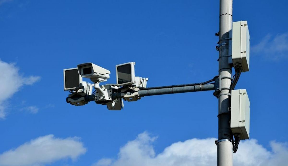 Ya multan en España los nuevos radares con Inteligencia Artificial que vigilan hasta 10 infracciones