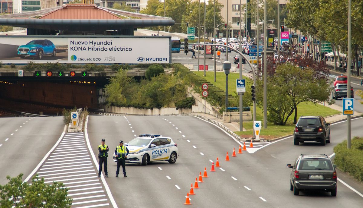 Más restricciones a los coches en las ciudades desde octubre y nuevas multas aprobadas por la DGT