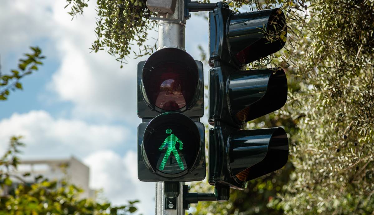 El nuevo cambio de los semáforos que muchos conductores están interpretando mal