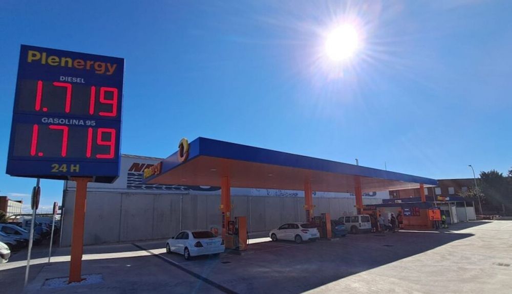 Corre a la gasolinera o será tarde, el precio de la gasolina cae en picado y el diésel va a la baja