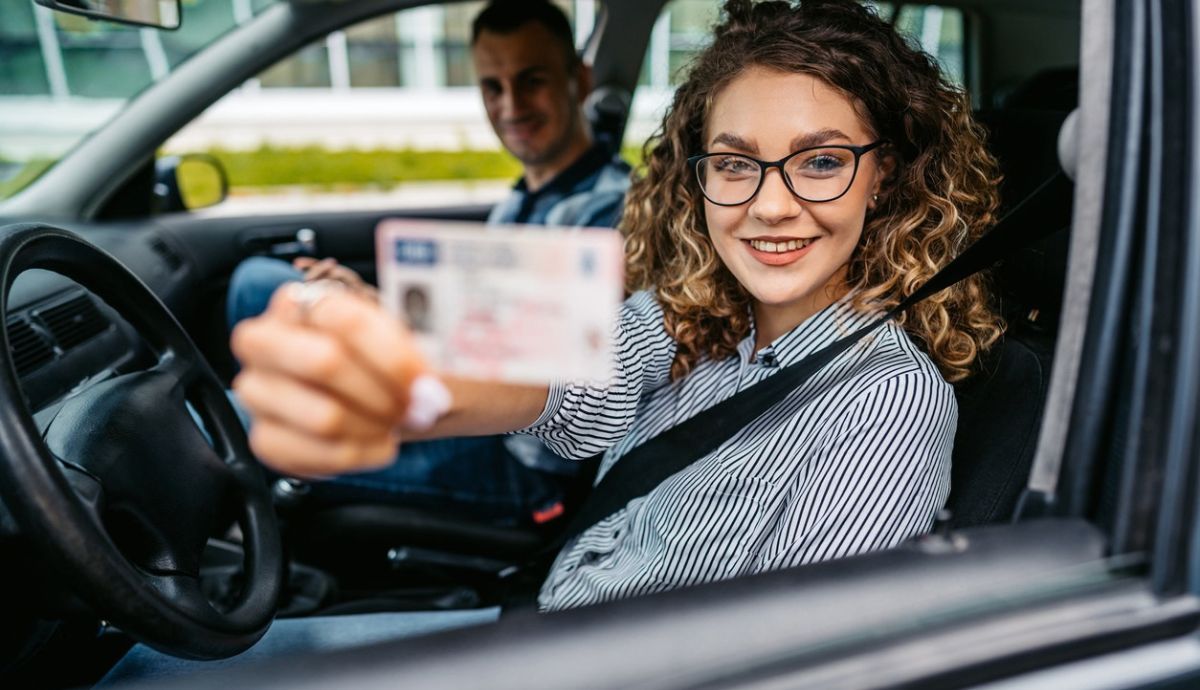 ¿Cómo solicitar ayudas para sacarte el carnet de conducir 2026?