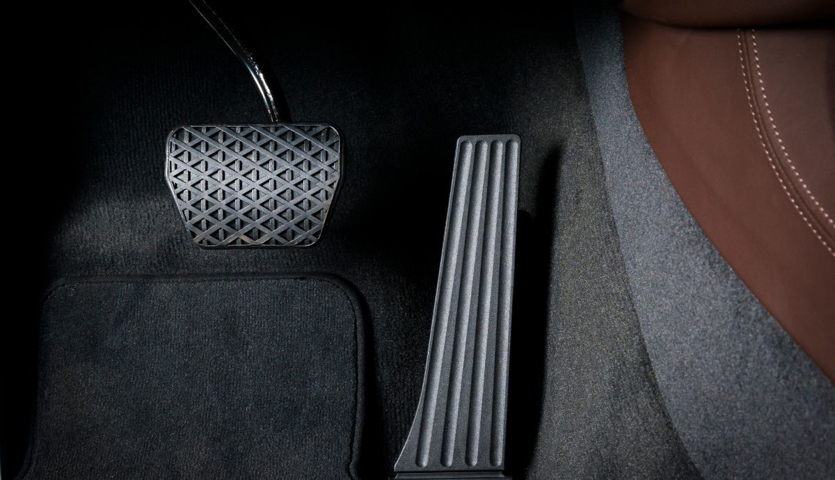 Cómo usar embrague, freno y acelerador en un coche manual