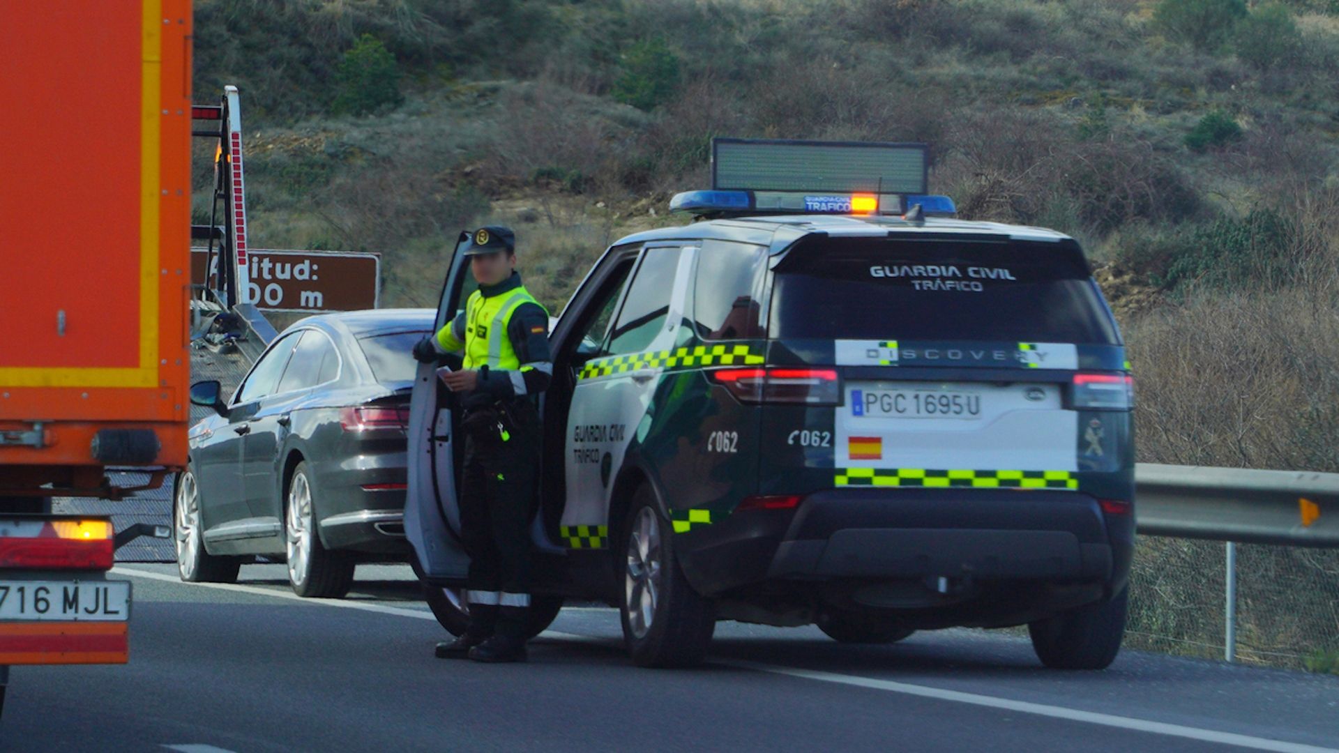La DGT, planea ya nacionalizar la asistencia y el servicio de grúas en carretera en España. Foto iStock