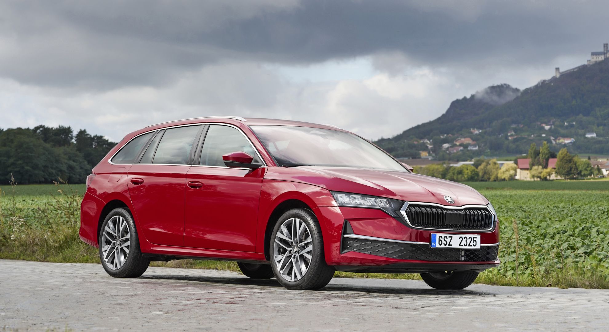 Skoda lanza sus primeros coches híbridos con el nuevo Octavia, muy económicos incluso sin enchufe