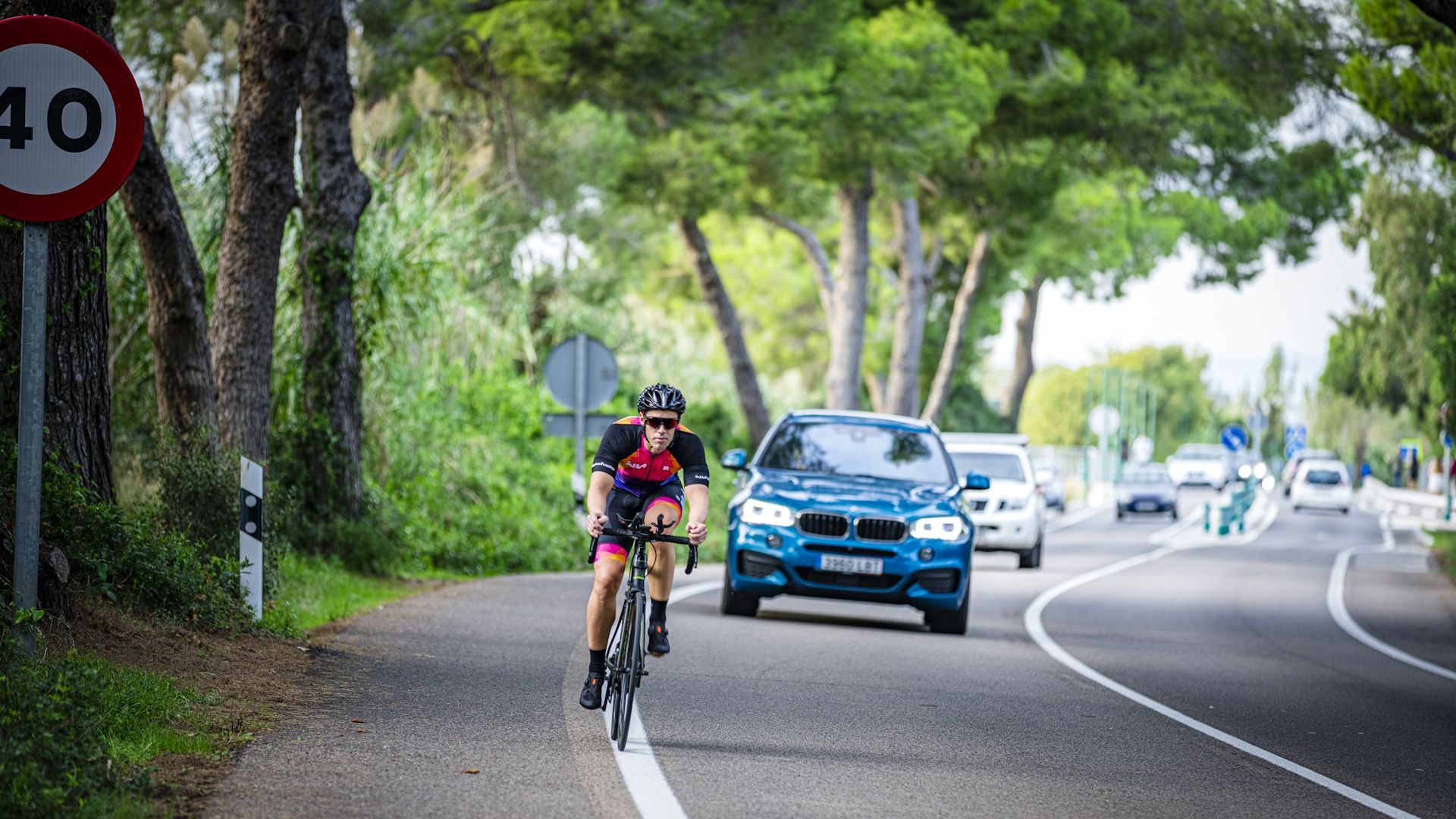 La DGT ya está multando con 200 € y 6 puntos por no respetar las nuevas normas con los ciclistas