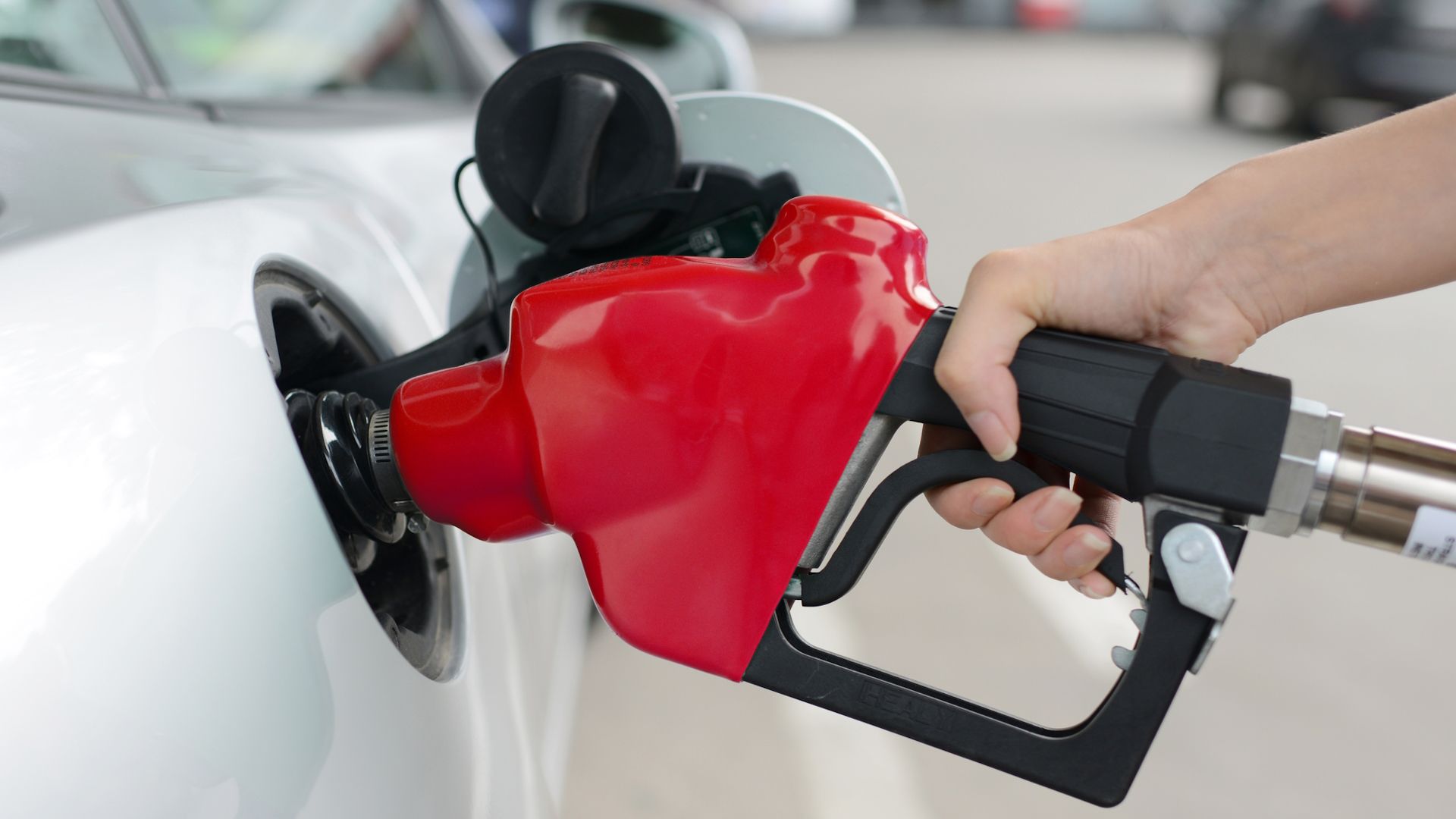 Europa presiona a España para eliminar los descuentos al diésel y la gasolina, y los precios subirán