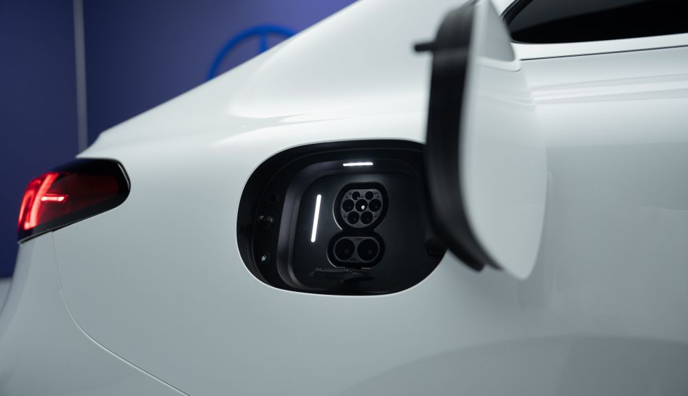 El Mercedes C Eléctrico puede admitir potencias de carga de 330 kW. En alterna ofrece de modo opcional la carga de 22 kW.