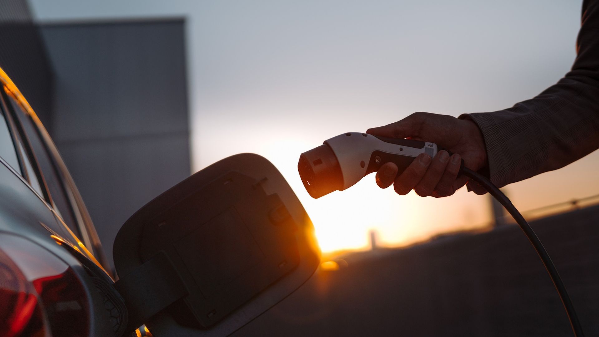 La UE vuelve a la carga y urge a bajar los impuestos de la electricidad frente a los del diésel y la gasolina