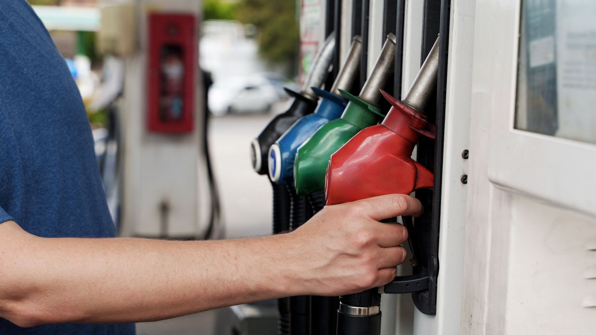 La gasolina y el diésel mantendrán sus descuentos de 20 céntimos otro mes ante el alza de precios