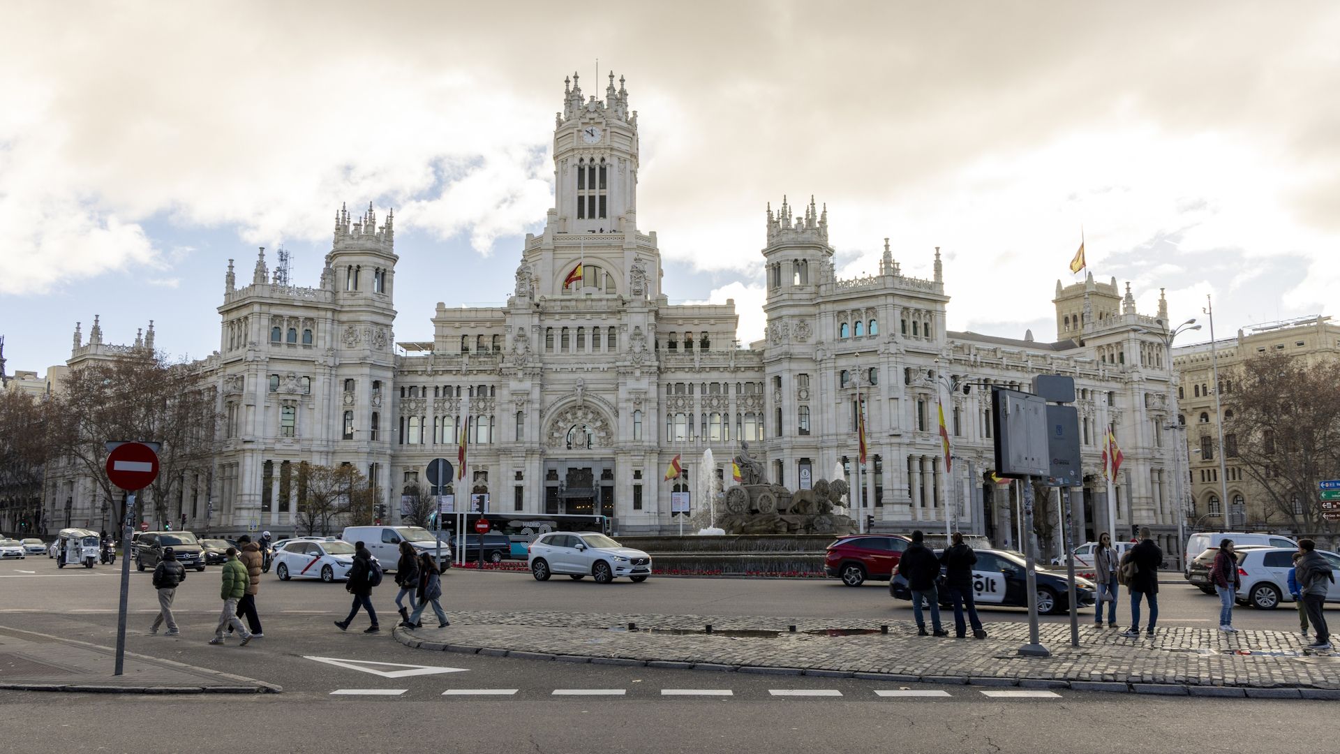 La DGT prohíbe ya atravesar andando una rotonda y confirma multas ahora de 80 € a los peatones