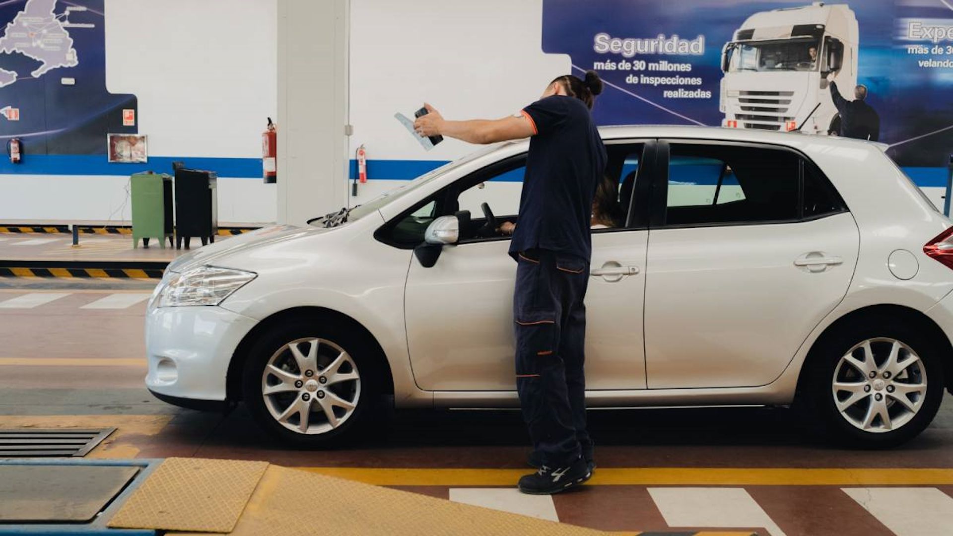 El suspenso ya amenaza en las ITV, un 20% de coches son ahora rechazados sobre todo por dos fallos