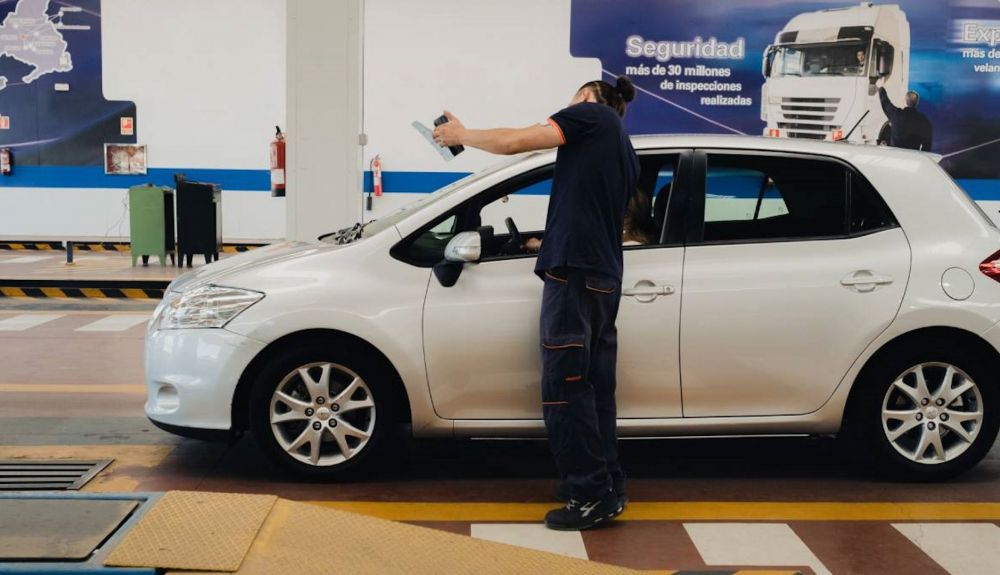 El suspenso ya amenaza en las ITV, un 20% de coches son ahora rechazados sobre todo por dos fallos