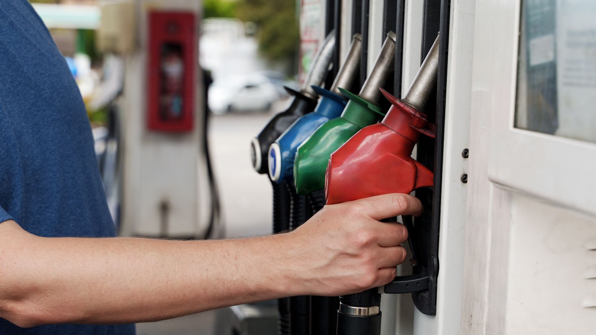 Los descuentos del combustible se esfuman, qué cuesta ya conducir en España y en Europa, país a país