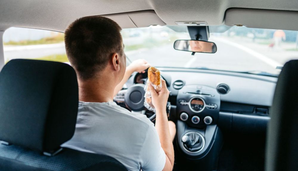 La DGT confirma en su última campaña de distracciones que ya multa por pillar comiendo al volante