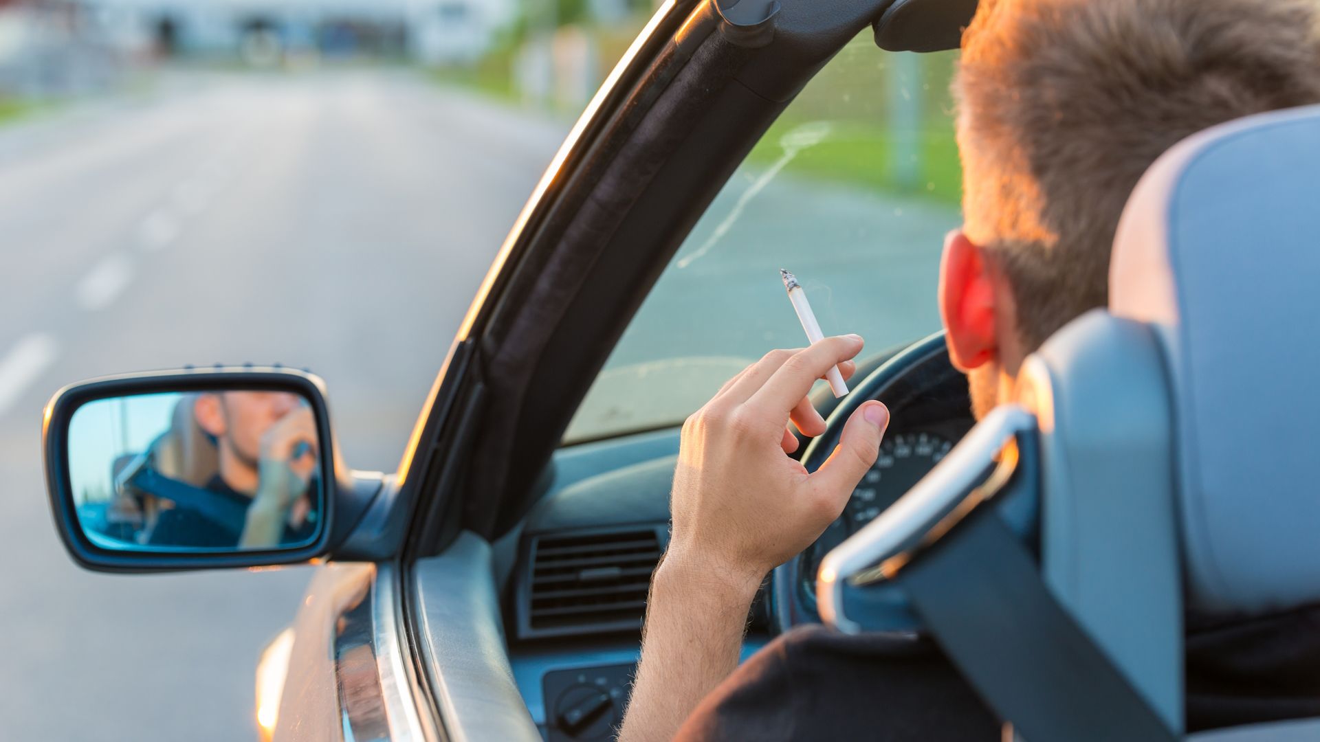 Prohibido fumar o comer al volante, la DGT se pone seria y ya multa por mucho más que usar el móvil