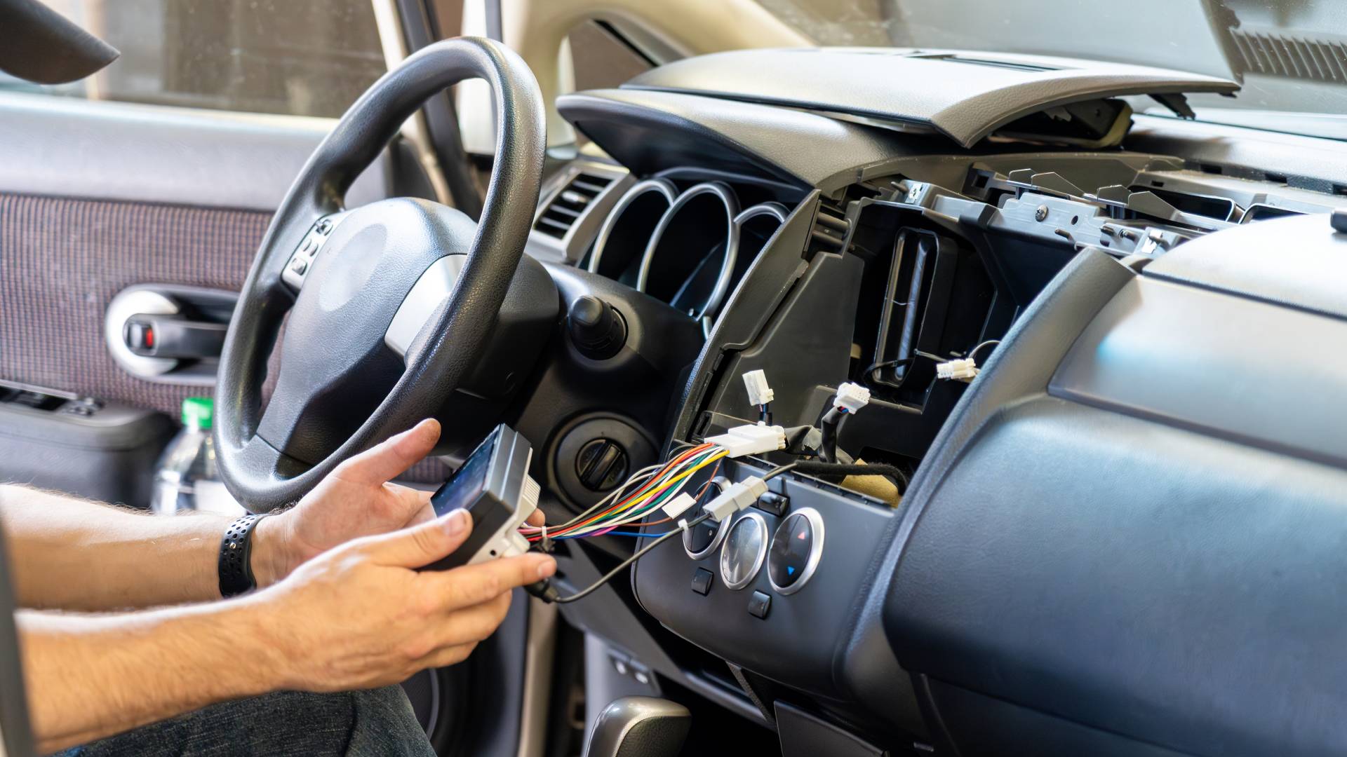 ¿Te pueden tirar la ITV por cambiar la pantalla del coche? La respuesta que debes conocer