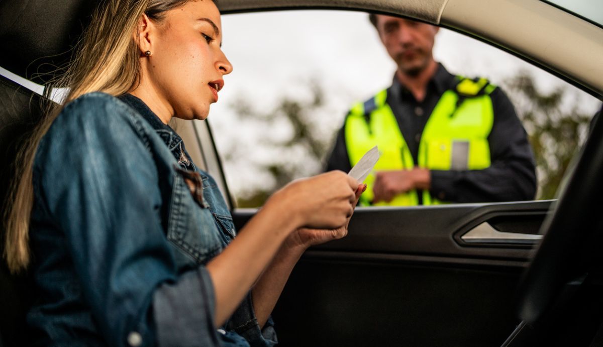 Revisión de documentación del seguro en el lugar de un accidente de coche