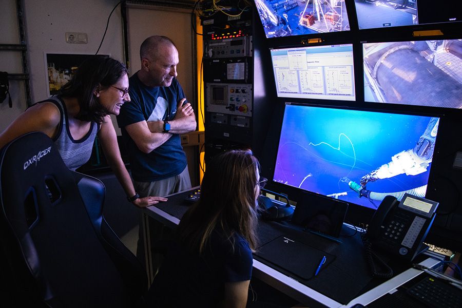 Equipo del Schmidt Ocean Institute contempla el sifonóforo descubierto en Australia. Schmidt Ocean Institute.