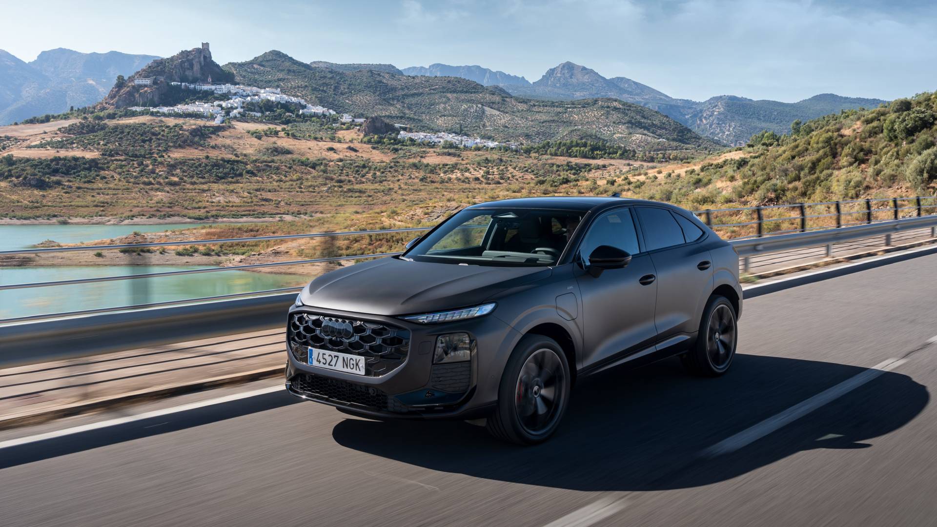 Audi revoluciona la gama del SUV Q3: nuevo motor híbrido enchufable y suma otros con la etiqueta Eco