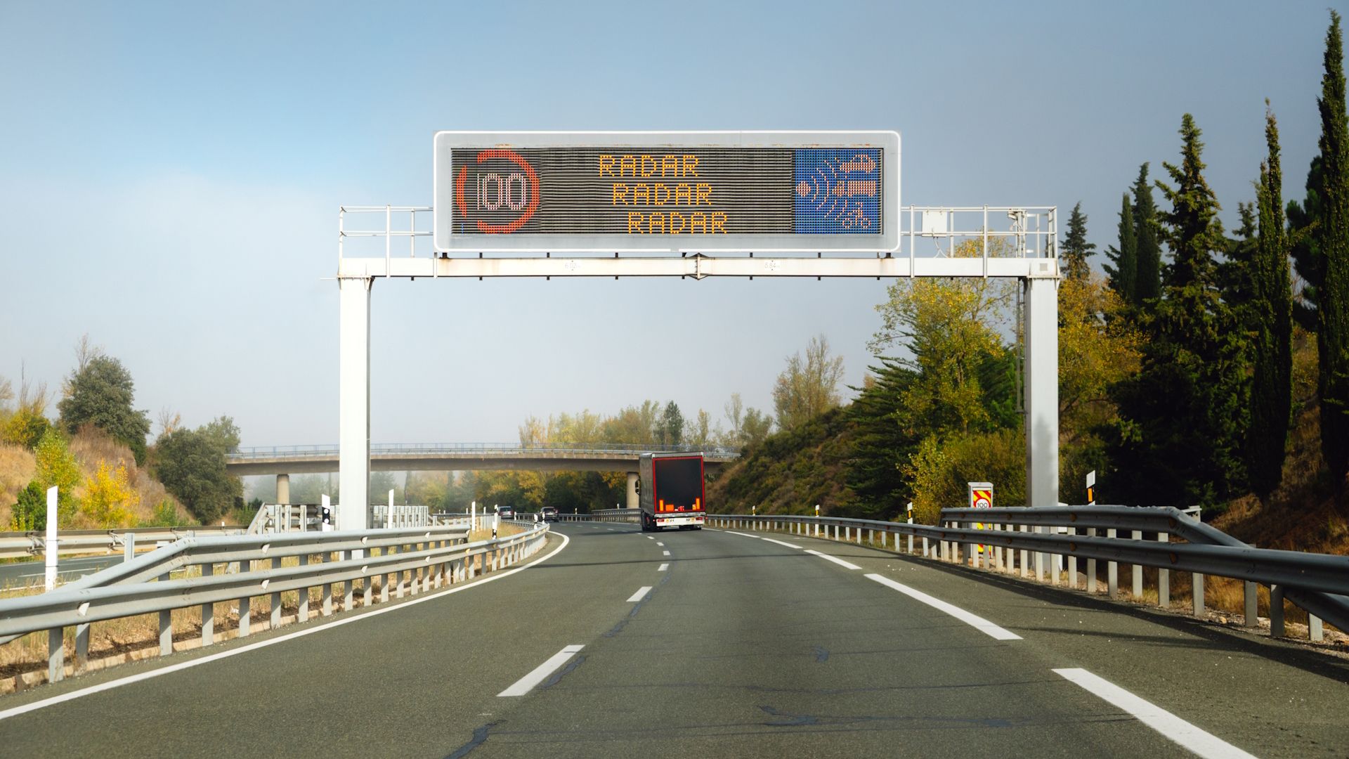 Radar de control de velocidad en una carretera española