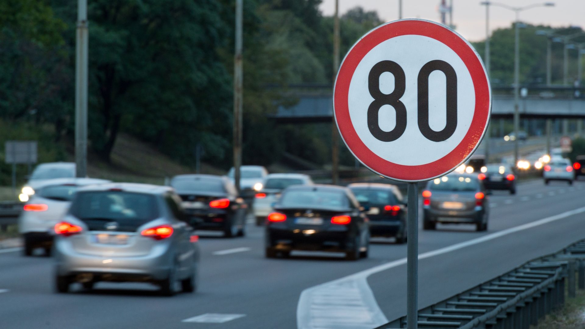 Nuevo posible límite de velocidad de 80 kmh como medida para combatir la escasez de combustible