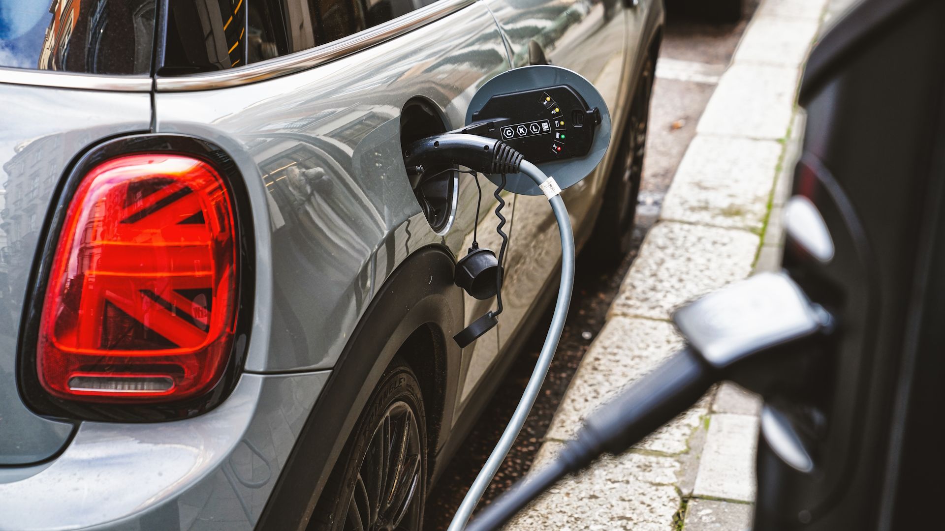 Primer Impuesto por kilómetro a los coches eléctricos, esto costará y servirá de modelo