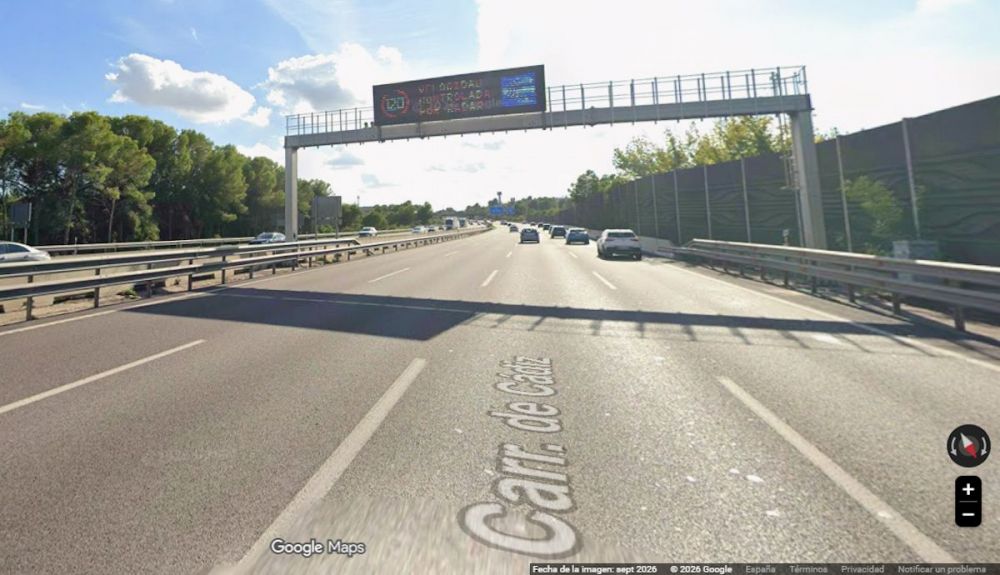 Cartel de aviso de la DGT tras el que se sitúa el radar de la AP 7 en Valencia que es el que más multa ya de España