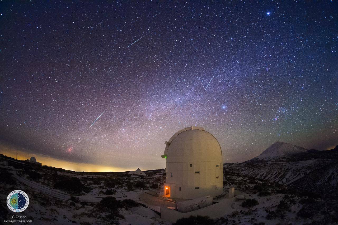 Lluvia de estrellas de las Gemínidas observada desde el Observatorio del Teide. / J.C. Casado (starryearth).