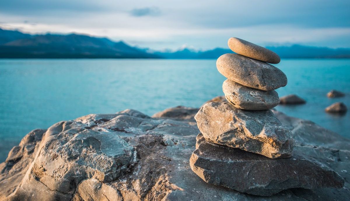 Hacer montículos de piedras en la naturaleza se está convirtiendo en una peligrosa moda. Hacer montículos de piedras en la naturaleza se está convirtiendo en una peligrosa moda.