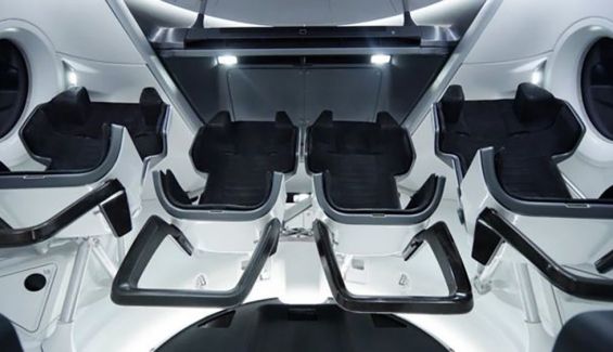  112425252 maxresdefaultLa nave acogerá a un máximo de cuatro personas durante las misiones de la NASA a la EEI. SpaceX