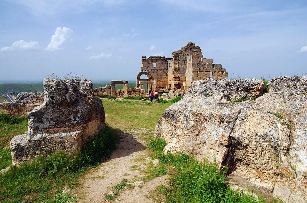 Castillo de Zerzevan, construido en el siglo IV como base militar en la ruta comercial entre Amed y Mardin.