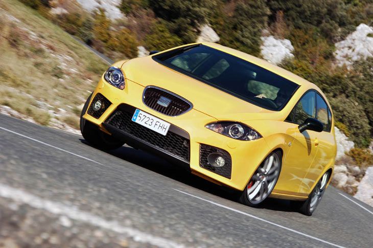 A pesar de ser tracción delantera y acumular muchos caballos, el Cupra no es torpón en curva.