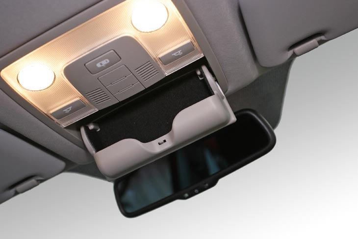 Huecos para las gafas, en el techo.