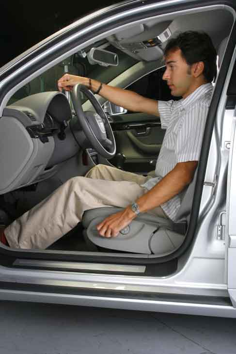 Debes regular el asiento en altura y distancia para llegar cómodamente a los pedales.
