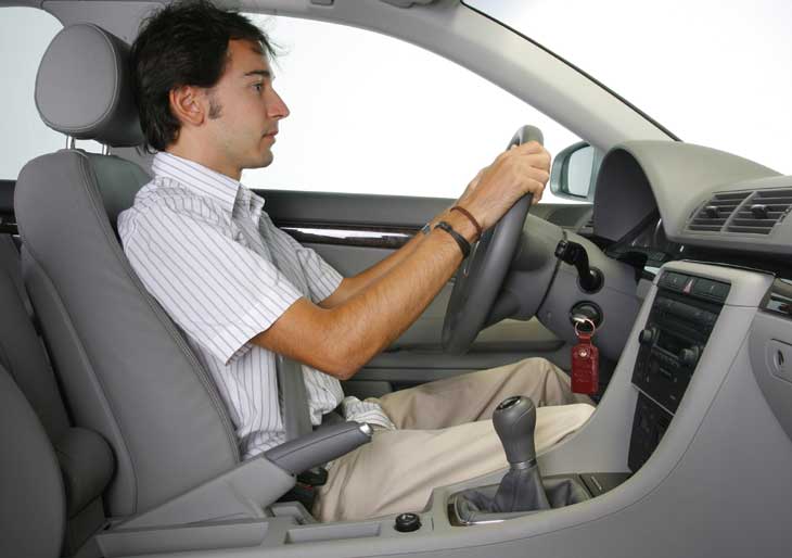 Mantén la espalda recta y los brazos semi-flexionados al coger el volante.