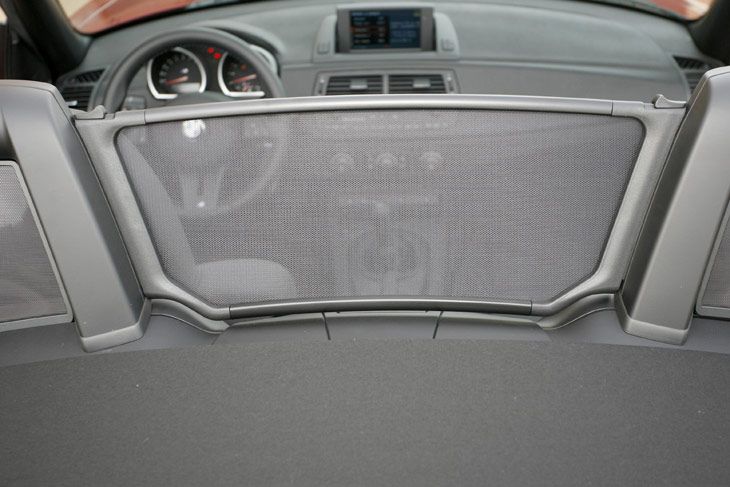 El cortavientos hace más cómodo el coche cuando se rueda sin capota.