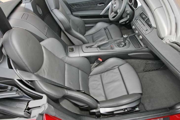 Los asientos sujetan con gran fuerza, pero resultan duros para viajar.