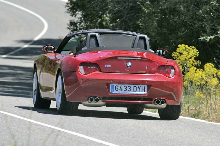 La cuádruple salida del escape subraya una impactante zaga.