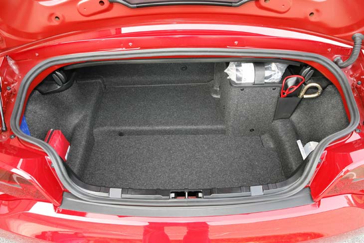 El maletero resulta escaso e irregular.
