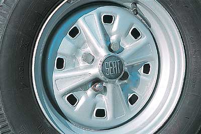 Las llantas de chapa son de 13 pulgadas.