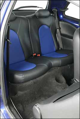 Espacio mínimo en las plazas traseras.