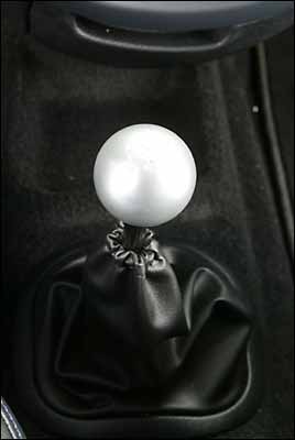 La palanca de cambios, en aluminio, muy adictiva.