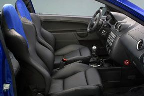 El interior, también muy rácing.
