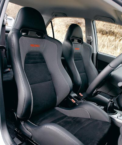 Asientos Recaro, deportividad interior.