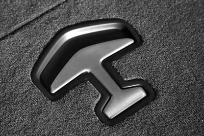 El tirador del maletero tiene forma de avión.